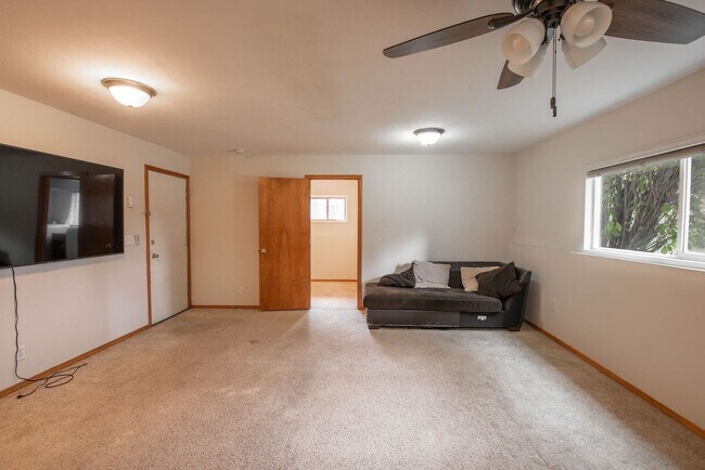 Building Photo - Spacious 3-Bed Home in Hayden Lake with La...