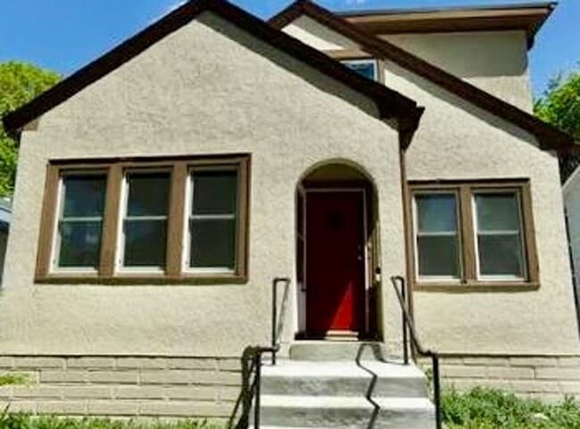 Building Photo - Huge 6 Bed with 2 Bonus Rooms for Den/Offi...