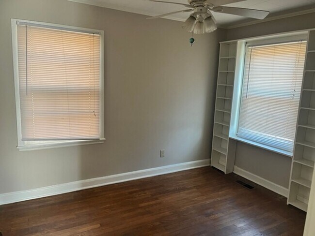 Building Photo - 2BR/1BA Cottage in Forest Hills