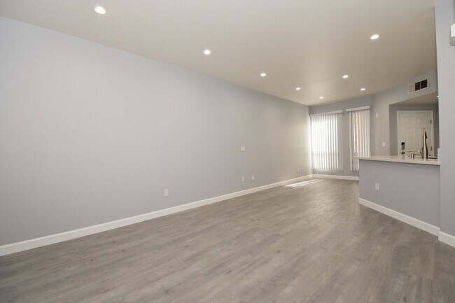 Building Photo - STUNNING AND MODERN 2 BED 2 BATH CONDO AT ...