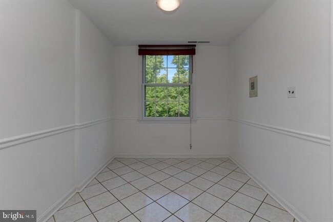 Building Photo - 6667 McLean Dr
