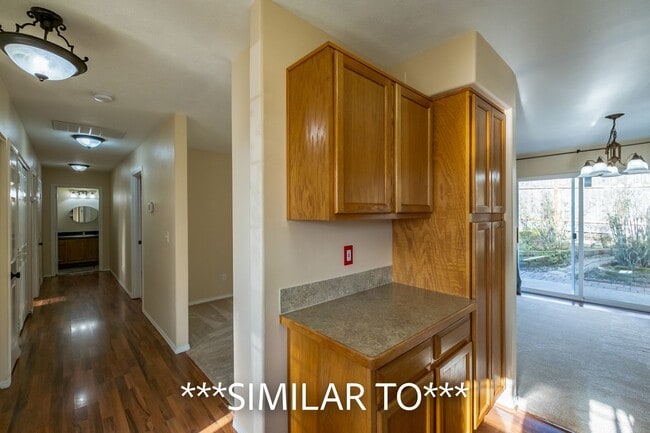 Building Photo - Two Bedroom Duplex in Great Neighborhood, Close to Schools! Pet Friendly!