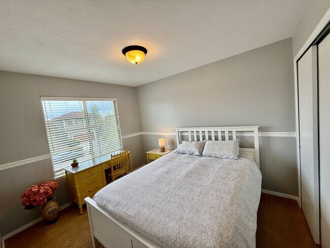Building Photo - Stunning 4-Bedroom Home with Loft and Fini...