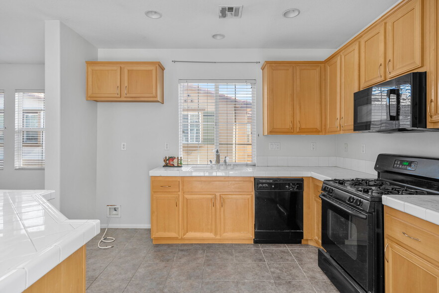 Kitchen - 26041 Iris Ave