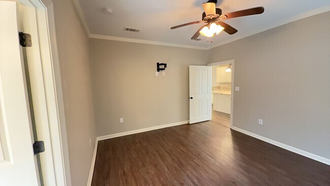 Building Photo - 3 Bedroom 2 Bath home located in coveted L...