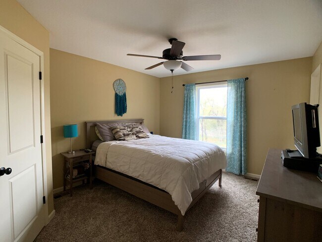 Building Photo - WOODED LOT! PRIVATE DRIVEWAY!