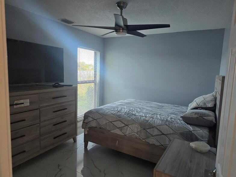 Building Photo - 3801 Waterview Cir