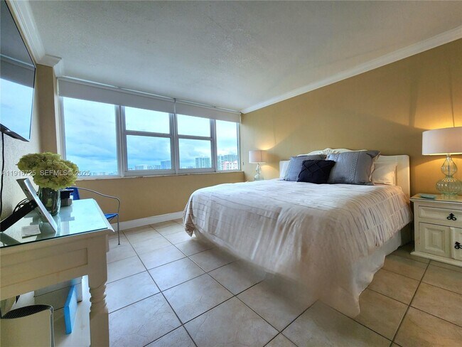 Building Photo - 2030 S Ocean Dr