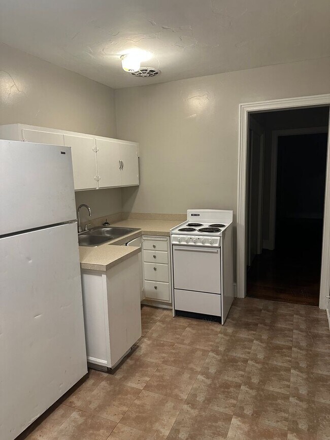 Building Photo - 610 W Second St