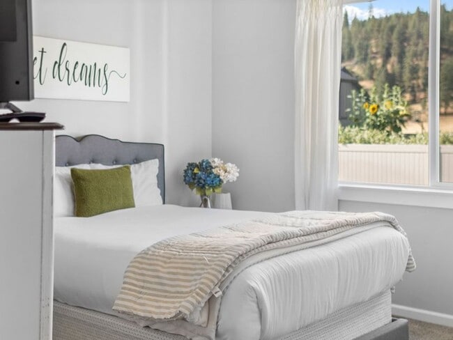Building Photo - Fully Furnished Luxury 3-Bed, 2-Bath Home ...