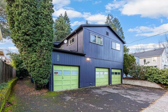 Building Photo - 123 SE 30th Pl
