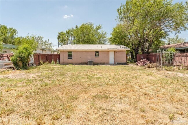 Building Photo - 25 Quince Ave