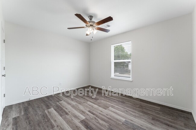 Building Photo - 955 S Benchmark Ln