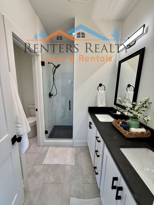 Building Photo - Stunning 2 Bedroom with Courtyard