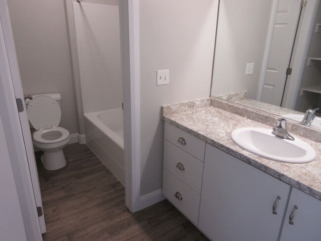 Building Photo - ** Move-in Discount ** 3 bed 2.5 bath - Newer townhome in the heart of Cedar City