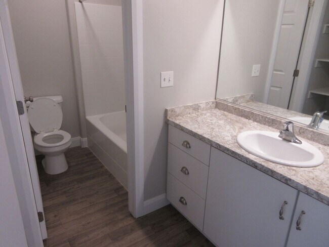 Building Photo - 3 bed 2.5 bath - Newer townhome in the heart of Cedar City