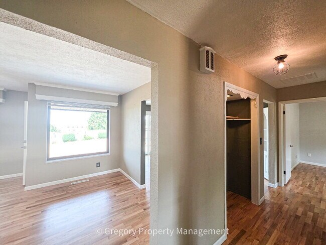Building Photo - 1715 Holbrook Ave