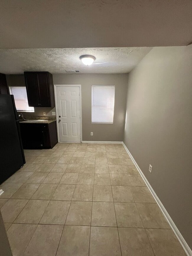 Building Photo - READY NOW!!! Corner Unit! 2 Bedroom 1.5 to...