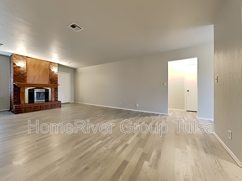 Building Photo - 7505 S Maple Ave