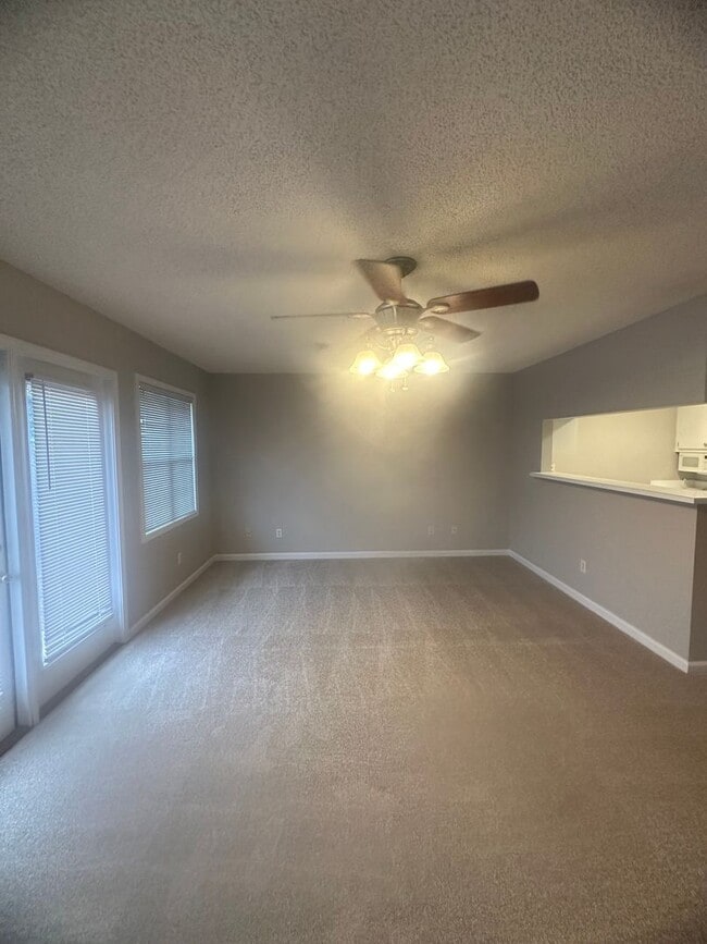 Building Photo - Foxhill Commons!!  NEW CARPET..1/2 OFF 1M RENT WITH 18M LEASE