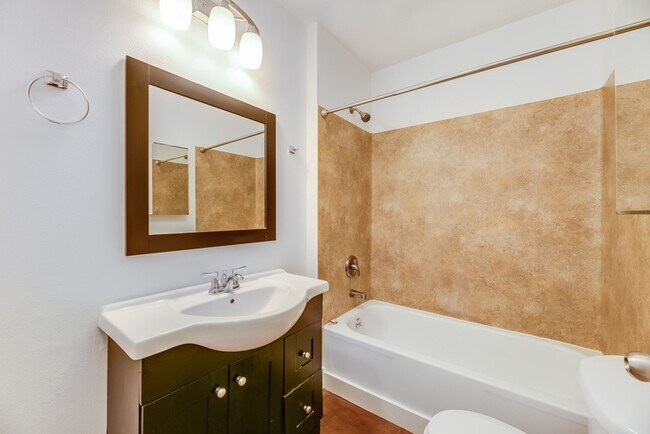 Building Photo - Amazing 3bed/1bath Fourplex with Private B...