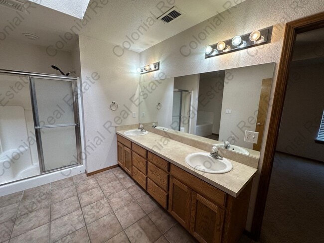 Building Photo - Spacious and nicely located on a cul-de-sac street 3 bedroom 2 bathroom home for rent.