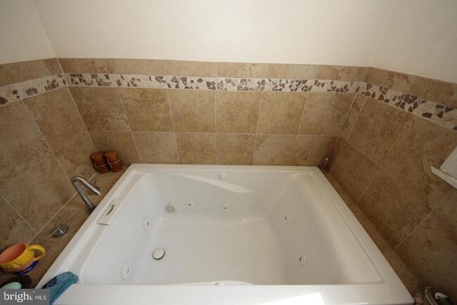 Building Photo - 1932 Summit Pl NE