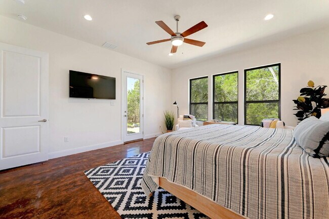 Building Photo - Spacious 4-Bed Oasis at this Canyon Lake Gem!