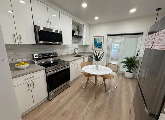 Building Photo - 2772 SW 25th St