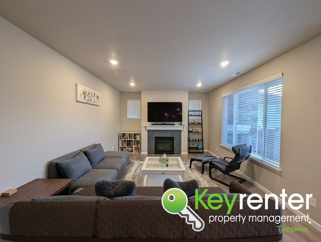 Building Photo - Spacious Northeast Tacoma 3 Bedroom Home for Rent Near Browns Point