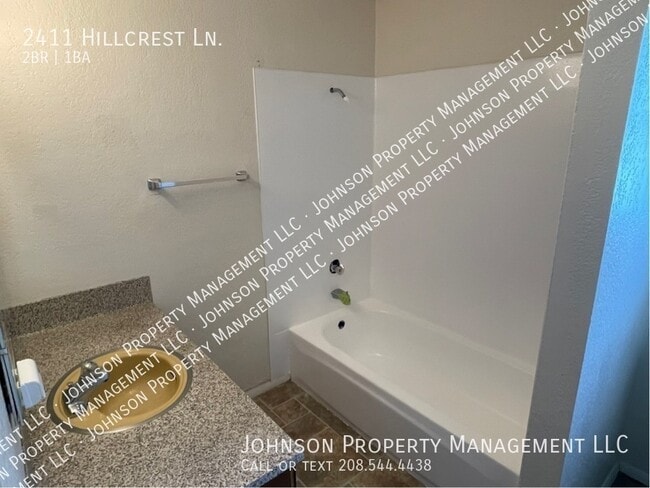 Building Photo - 2411 Hillcrest Ln