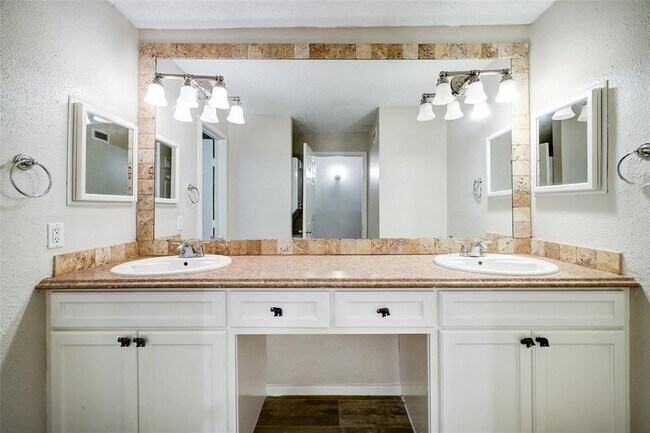 Building Photo - 1100 Augusta Dr