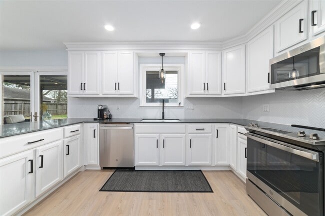 Building Photo - 6435 Woodbrook Ln