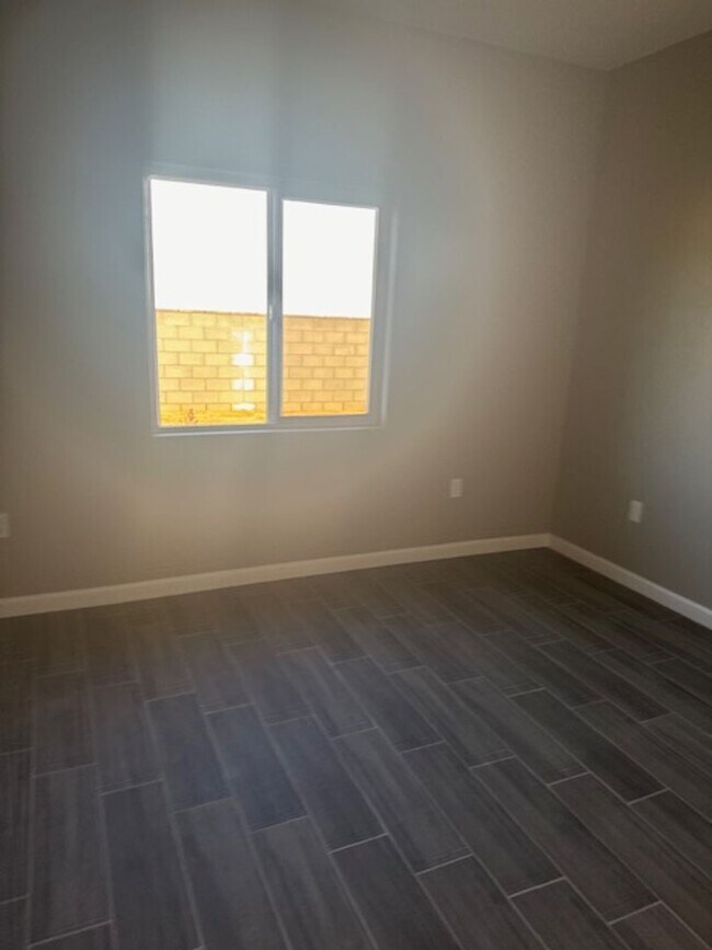 Building Photo - Gorgeos 3 Bedroom