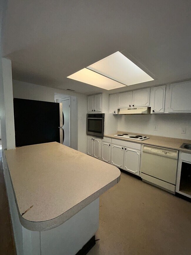Building Photo - Condo for rent with parking and yard large...
