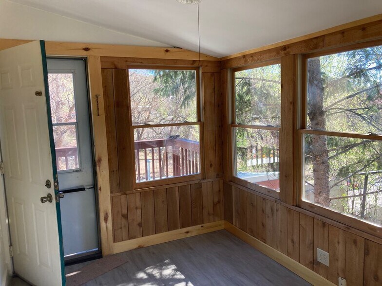 Building Photo - 1015 Manitou Ave