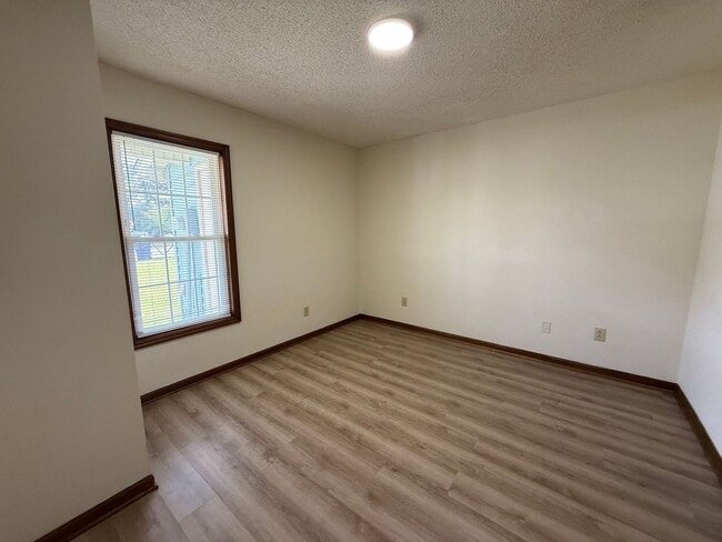 Building Photo - Nice 2 bedroom, 2 bath duplex