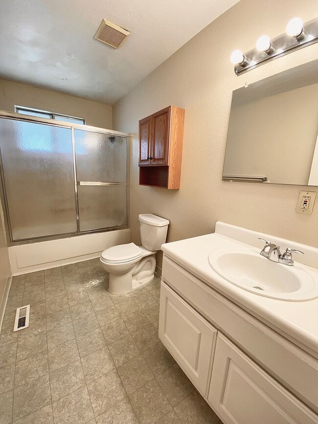 Building Photo - 2 Bedroom 1 Bath Units