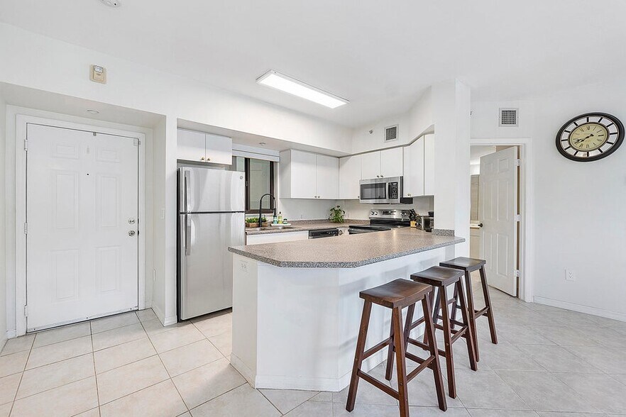 Building Photo - 2105 Lavers Cir