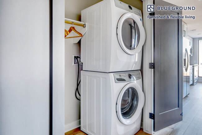 Building Photo - 140 W 10th Ave