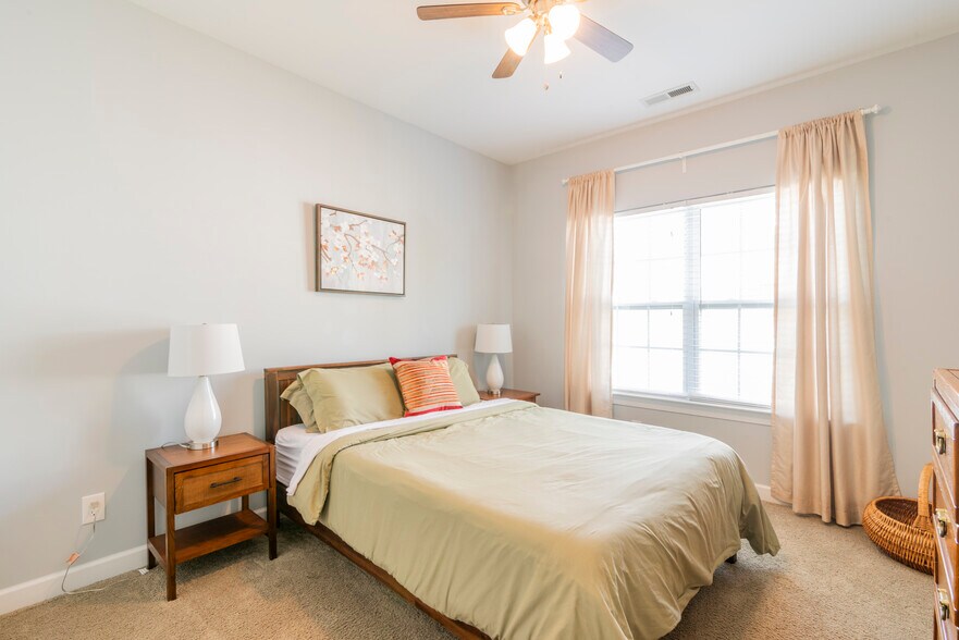 upstairs bedroom with queen bed - 15403 Barossa Valley St