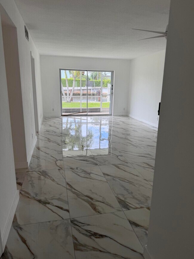 Building Photo - 1100 Pine Dr