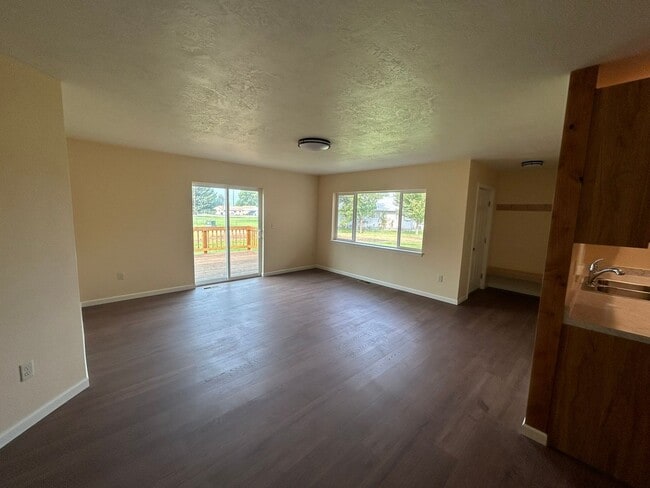Building Photo - Beautiful 3 bed, 2 bath Hamilton home