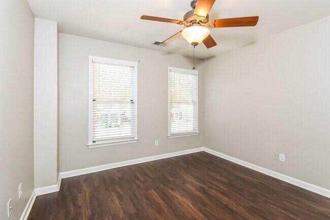 Building Photo - 214 Elmbrook Ln