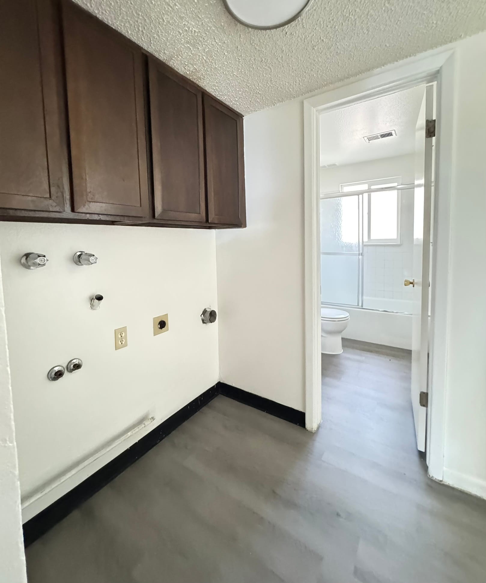 Laundry Hookups - 1412 Kay St