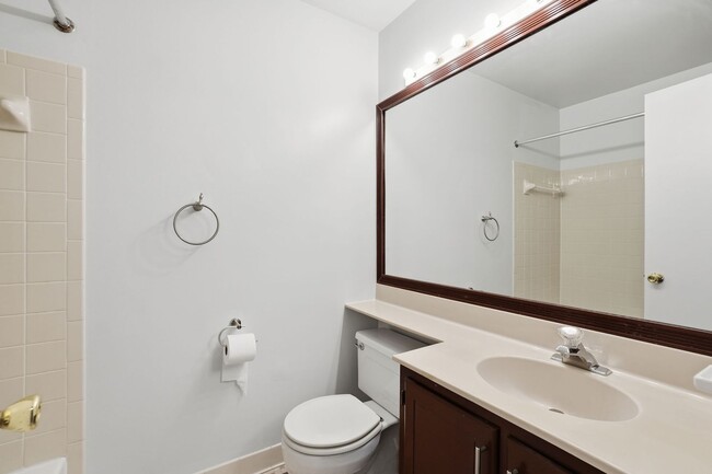 Building Photo - Welcome home to this charming three-level townhouse in the heart of Springfield!