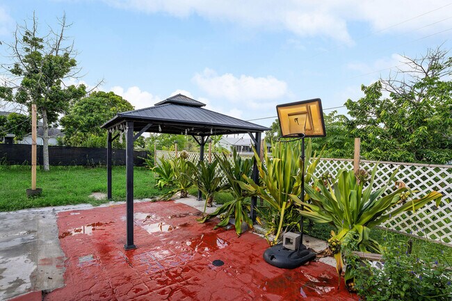 Building Photo - 480 SW Lakehurst Dr