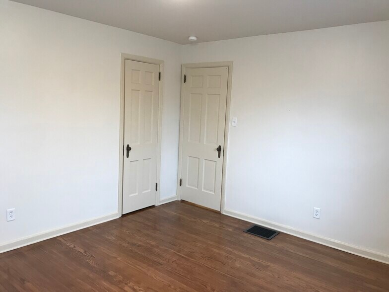 Building Photo - 1064 Euclaire Ave