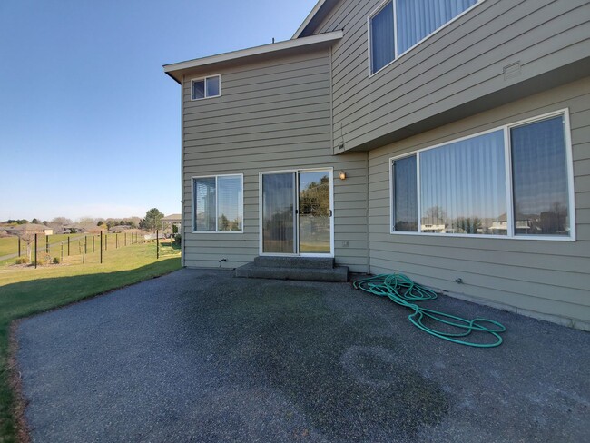 Building Photo - 4-Bedroom, 2-Bath located in Horn Rapids C...