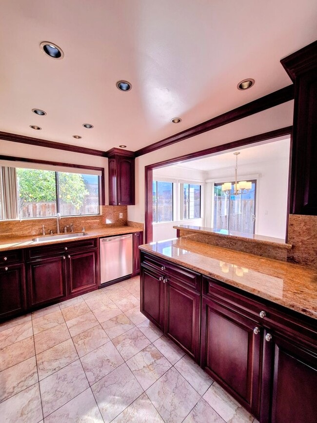 Building Photo - Beautiful 2bd Townhouse With Attached Garage, Private Patio, Pool/Hot Tub, & Clubhouse!